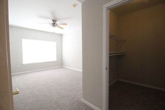 Building Photo - Long Realty & Property Management - 3 Bedroom Condo in Gated Community with Amenities