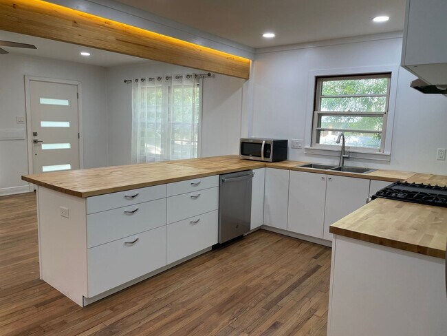 Building Photo - 2/1 Beach Bungalow in Biloxi