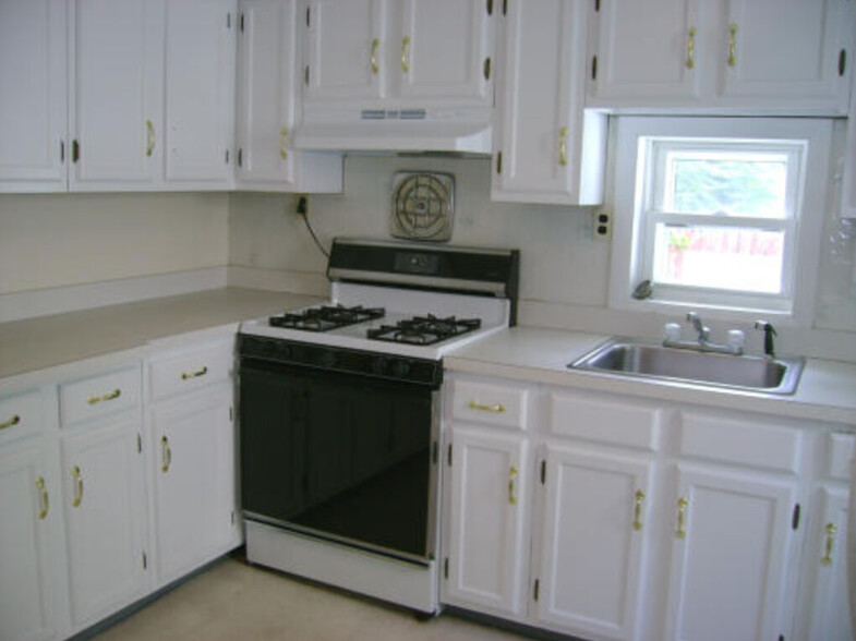 Primary Photo - 164 Bowen St