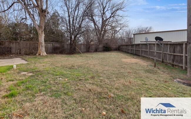 Building Photo - Spacious 3 Bed 1 Bath