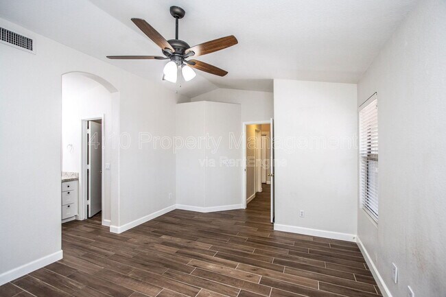 Building Photo - 407 W Colt Rd