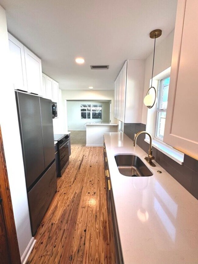 Building Photo - Immaculate, fully remodeled home in the hi...