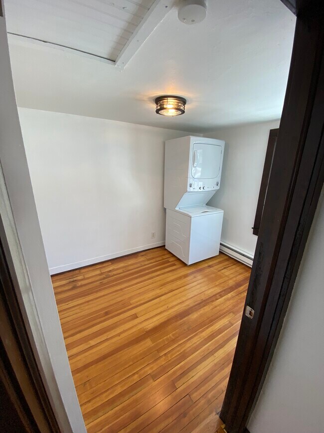 Building Photo - 54 Bridge St