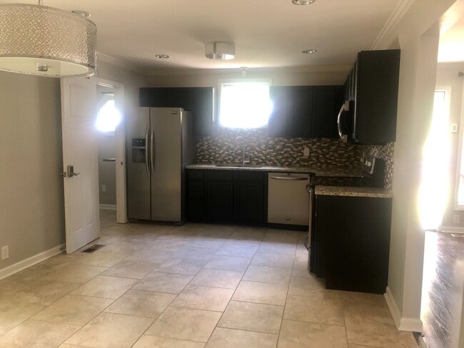 Building Photo - Cleveland Park Renovation!  Walking Distan...