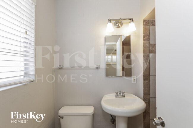 Building Photo - 1357 W Sells Dr