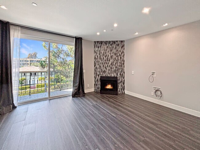 Building Photo - Stunning 2BD/2BA Condo in Bankers Hill W/ ...