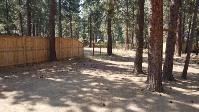 Building Photo - VIDEOTOUR: Awesome Location! Beautiful Ponderosa Pines, Minutes To Bend! PETS WELCOME