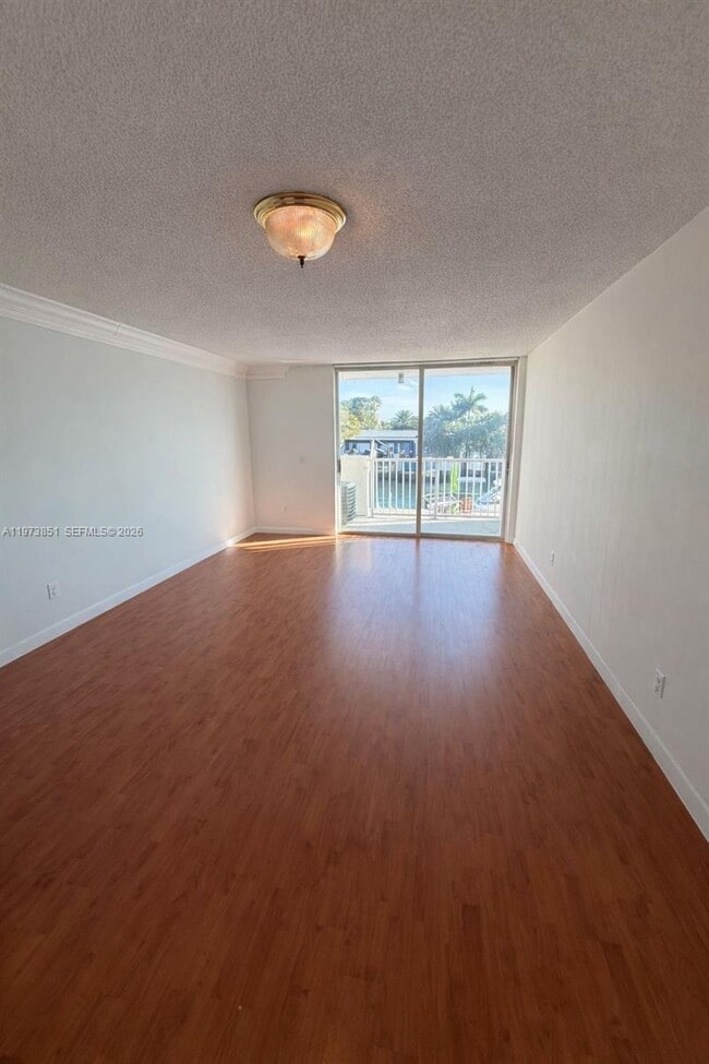 Building Photo - 2000 NE 135th St