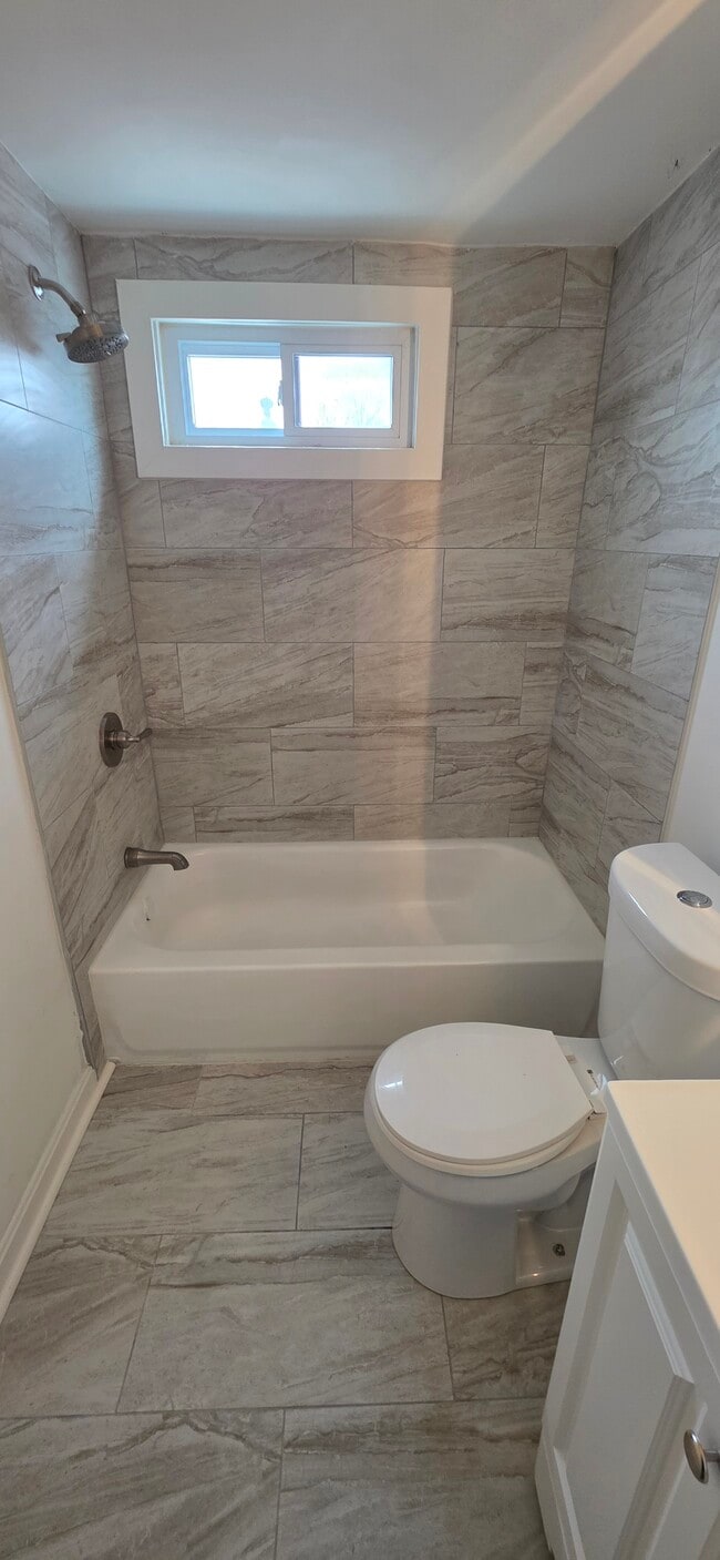 Building Photo - 801 N Port St