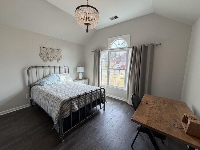 Building Photo - 1565 Dexter Run W