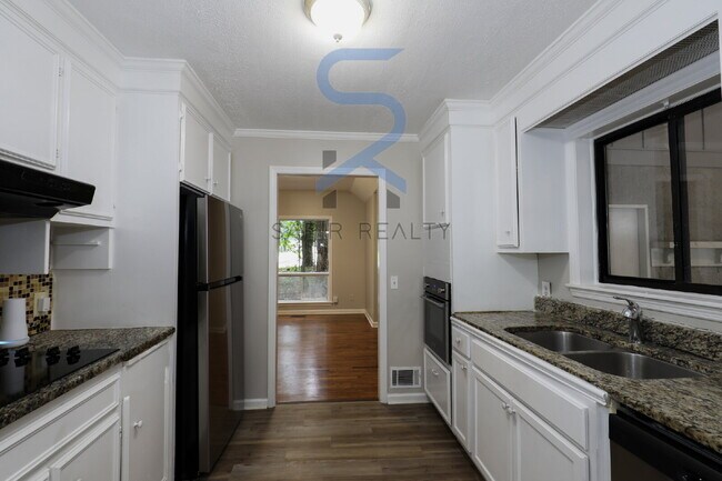 Building Photo - 3000 Collier Dr NW