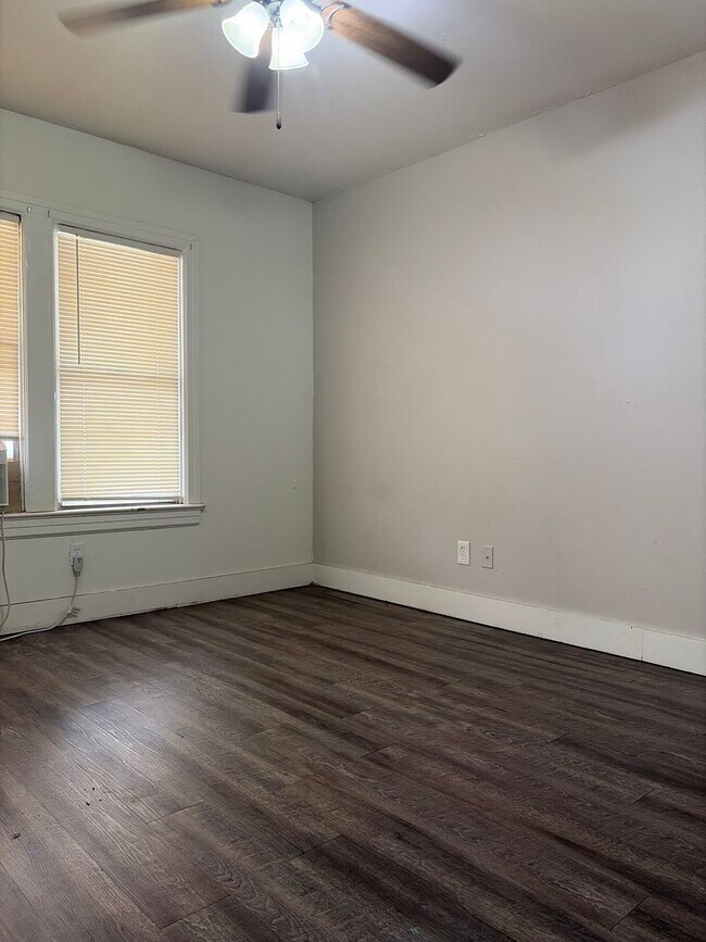 Building Photo - Cozy 2 Bedroom Home