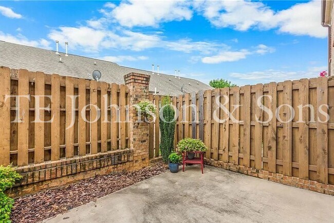 Building Photo - Beautiful 2 Bedroom Townhome with Bonus Room, Garage, and High End Finishes