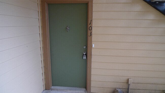 Building Photo - 16111 Aspenglen Dr