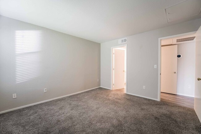 Building Photo - 1 bedroom Condo unit that is the perfect p...