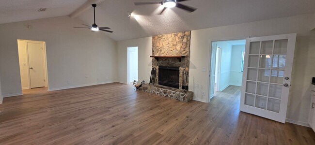 Building Photo - Large 4 Bedroom Located in Arlington!