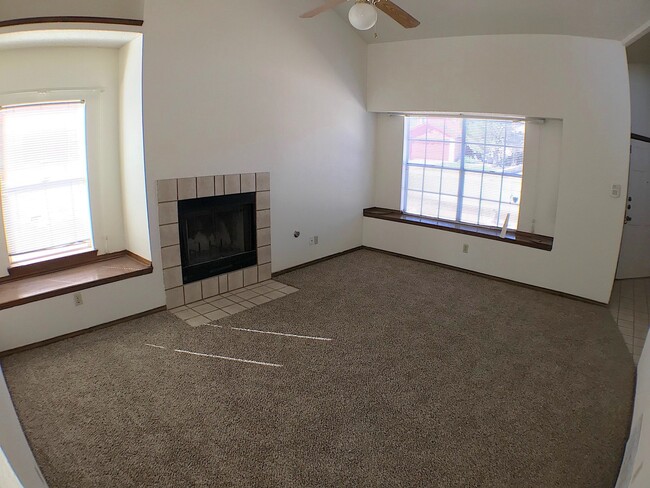 Building Photo - Northeast El Paso 3bed/2.5bath with Loft!