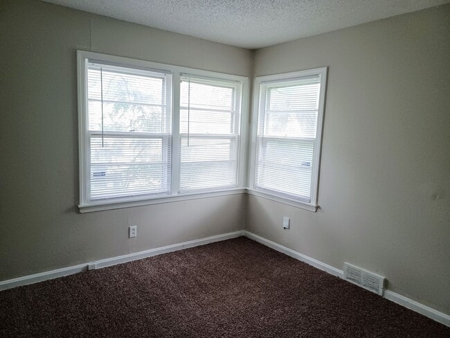Building Photo - Cozy 3 bedroom, 1 bath home on Northeast side