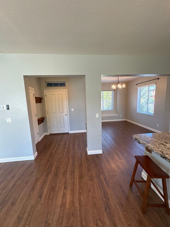 Building Photo - Beautiful 3 bedroom with bonus loft area i...