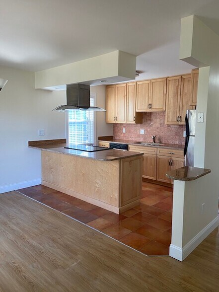 Primary Photo - 158 N Twin Oaks Ter