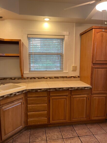 kitchen - 1112 N Wahsatch Ave