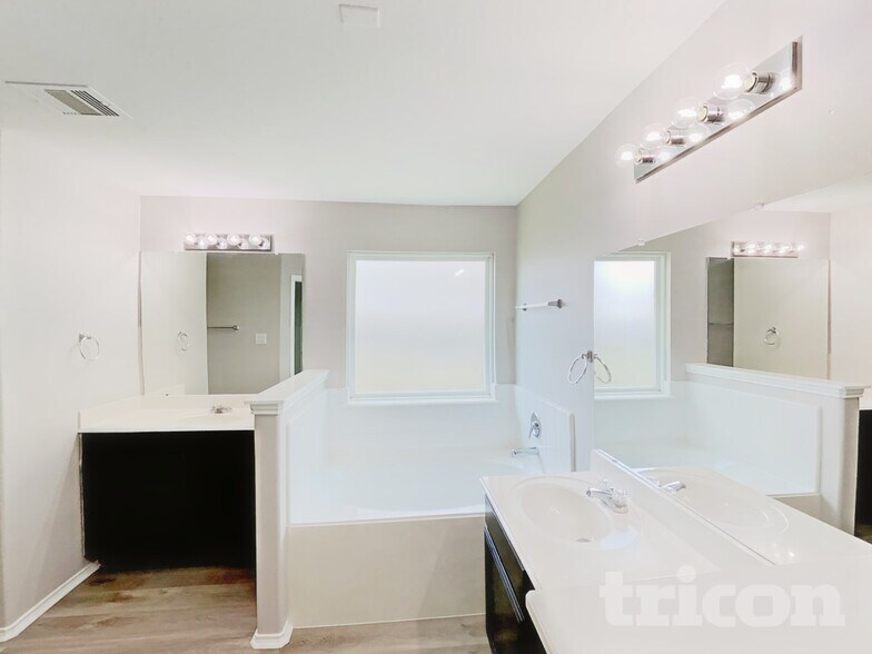 Building Photo - 15018 Mause Creek Dr