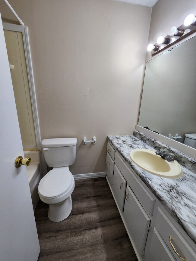 Building Photo - 2131 Woodside Dr