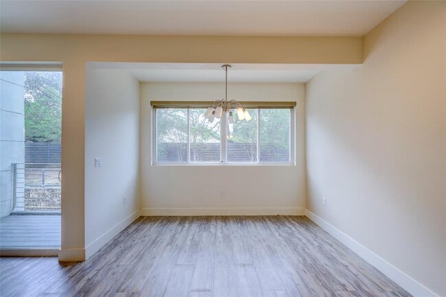 Building Photo - 604 N Bluff Dr