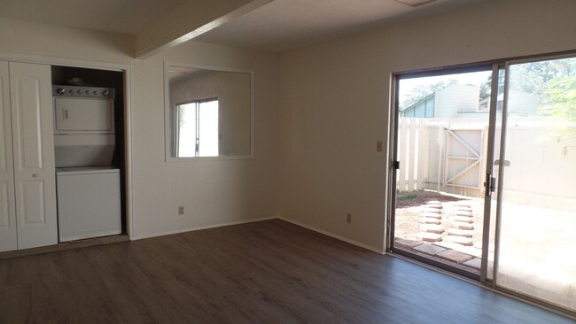 Building Photo - 2 bedroom + loft bedroom, 1 bath, 2 parkin...