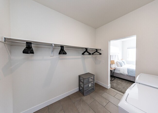 Building Photo - 1 bed, 1 bath Top Floor near Garden of the Gods