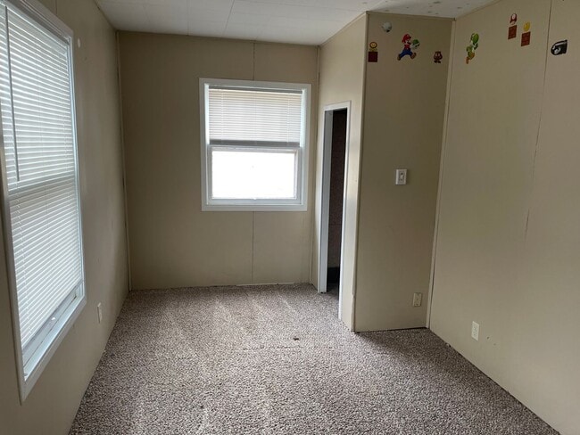 Building Photo - $875 - 3 bed 1 bath - Single Family Home
