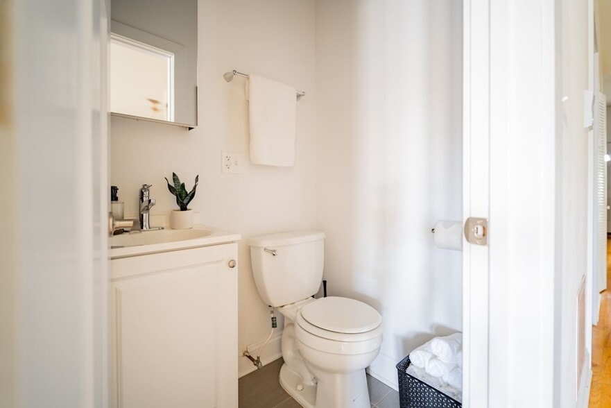 Building Photo - 2989 N Lawndale Ave