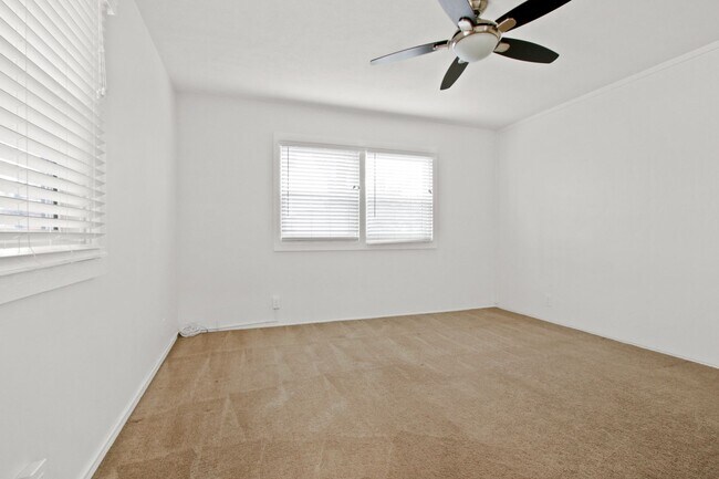 Building Photo - 3 bed 2 bath fully renovated apartment near Huntington Harbour