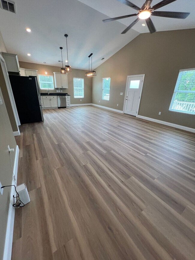 Building Photo - 3 BR, 2 BA Apartment - No HOA