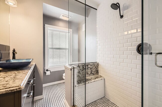 Building Photo - Beautiful 3-bedroom/2 bath unit in an Updated Victorian home in City Park! All utilities included...