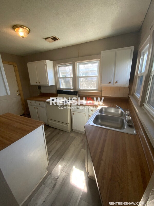 Building Photo - 318 Tulip St