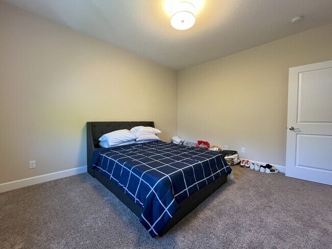 Building Photo - Expansive 4-Bedroom Home with Office, Ente...