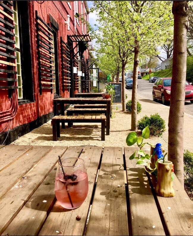 Building Photo - Renovated Germantown House in Great Location