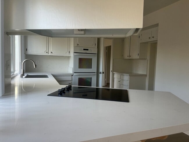 Building Photo - Moffett tract 5 bedroom home with pool in cul-de-sac