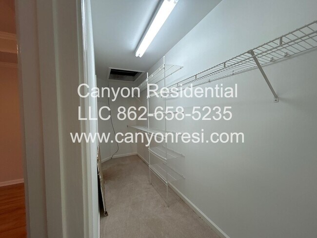 Building Photo - Beautiful 3 BR/3Bath in well sought after neighborhood !