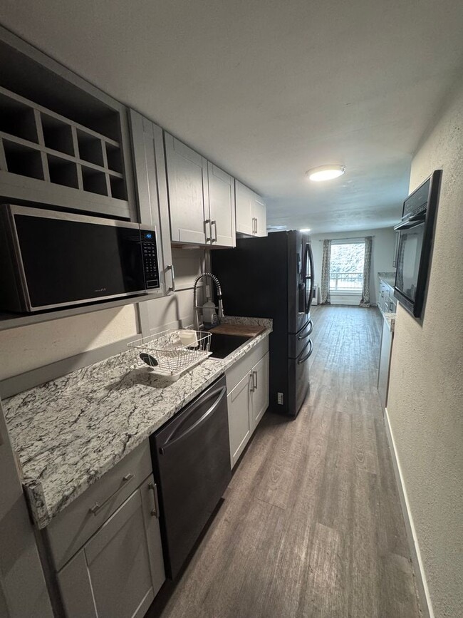 Building Photo - Beautiful 2 Bedroom, 1 Bath, 3 Car Garage ...