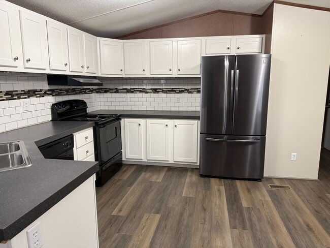 Building Photo - 200 Royalwood St