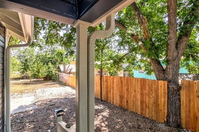 Building Photo - 917 W 4th St