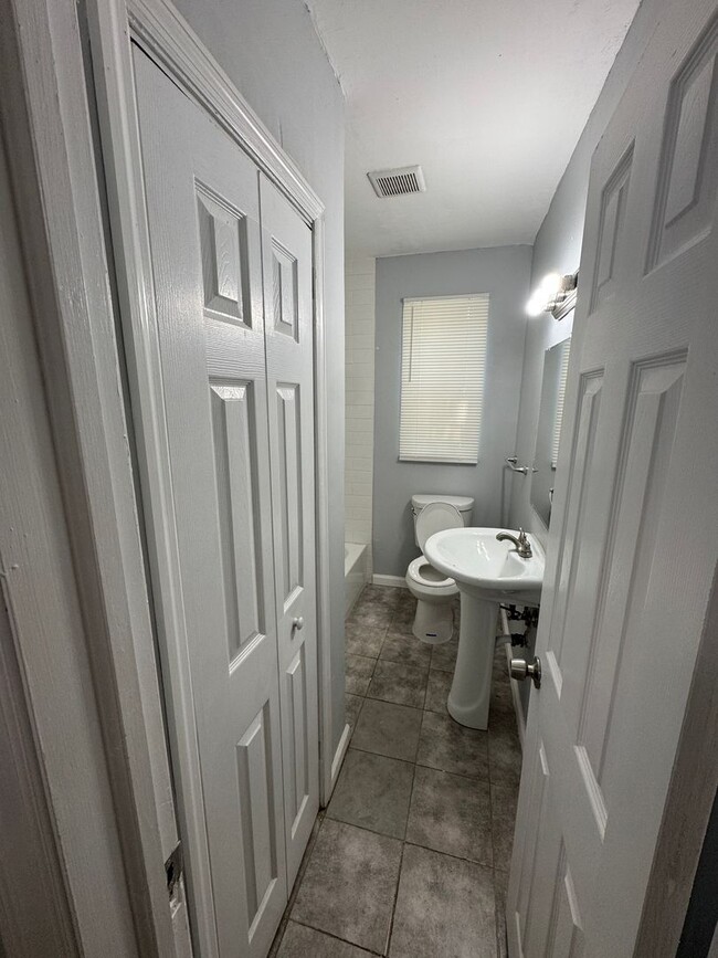 Building Photo - Freshly Renovated 3/2 Single Family in Wes...
