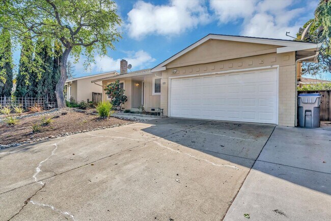 Building Photo - Wow! What a Great Home! Available Now!