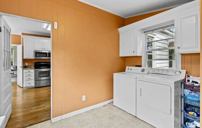 Building Photo - Student Friendly home in Cayce! Now Pre-Le...