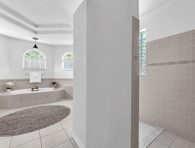 Building Photo - 5/3.5 Pool Home, Cul-de-Sac, large militar...