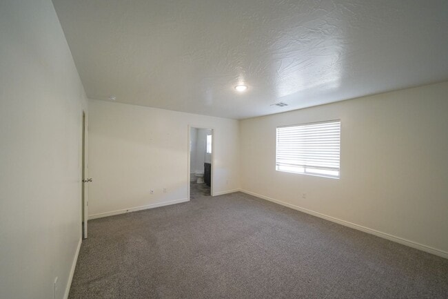 Building Photo - Spacious Townhome for Rent – Prime Location!