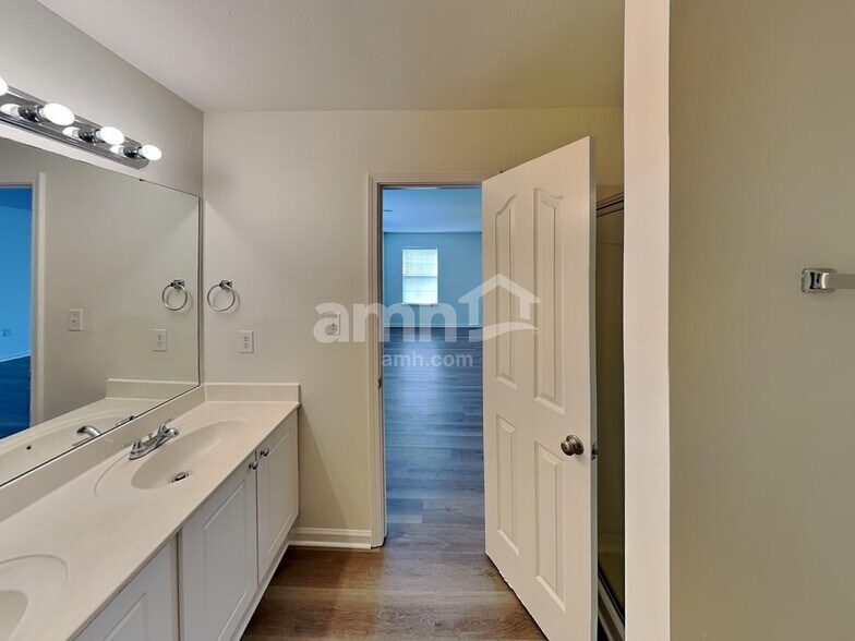 Building Photo - 10717 Pointer Ridge Dr