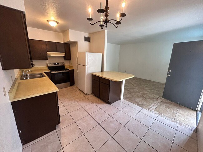 Building Photo - 2 bedroom 1 bath unit with laundry room, enclosed yard and carport.